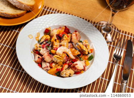 Spanish seafood salpicon - cold salad from mix of seafood and vegetables 114860053