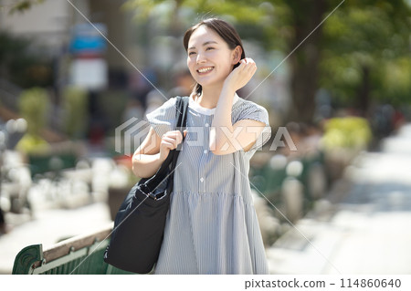旅行中在城市中漫步的年輕女子 旅行中在城市中漫步的年輕女子 114860640