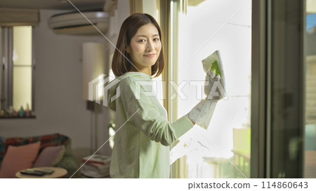 中年婦女在客廳擦窗戶 中年婦女在客廳擦窗戶 114860643