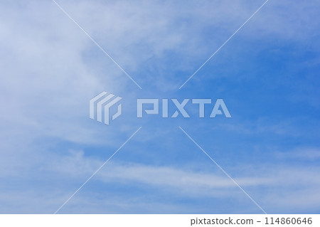 Thin clouds spread across the blue sky of Kyoto 114860646