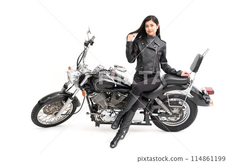 騎摩托車的女孩盤腿坐在摩托車上梳理頭髮 114861199