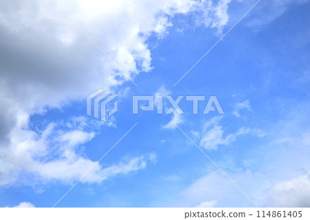 The blue sky seen from the shrine on a cloudy day 114861405