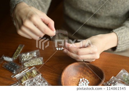 A woman doing packaging work at home 114861545