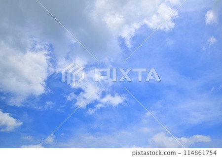 陰天時出現的藍天 陰天時出現的藍天 114861754