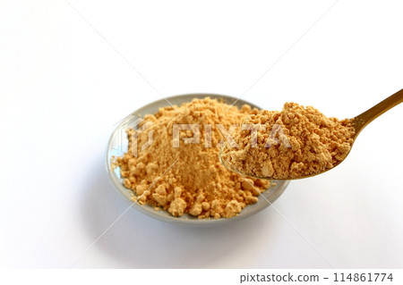 Kinako (soybean flour) on a spoon on a white background 114861774
