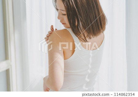 female, lady, woman 114862354