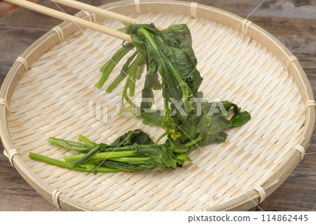 醃菜,核心醃菜,醃菜,煮沸後放在籃子裡 醃菜,核心醃菜,醃菜,煮沸後放在籃子裡 114862445