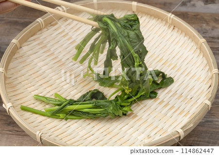 醃菜，核心醃菜，醃菜，煮沸後放在籃子裡 114862447