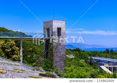 Awaji Yumebutai: Kobe city in the distance and the elevator tower of Hyakudanen ② 114862604