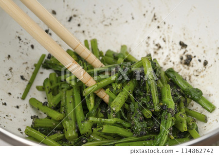 Sesame-dressed Tsumina 114862742