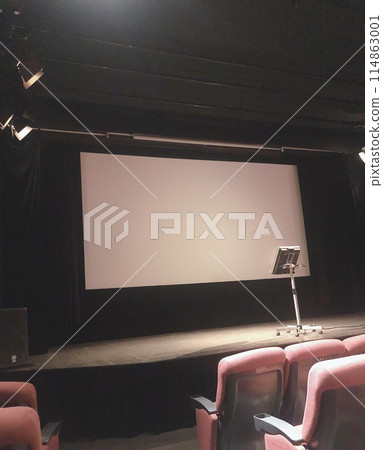 Underground theater with center microphone Underground theater with center microphone 114863001