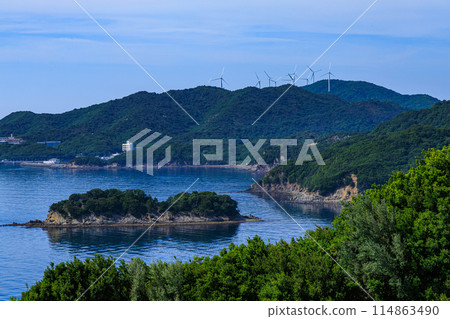 從薄尾道路休息站臨時商店看到的鳴門海峽 建在突出半島上的風力發電機② 從薄尾道路休息站臨時商店看到的鳴門海峽 建在突出半島上的風力發電機② 114863490