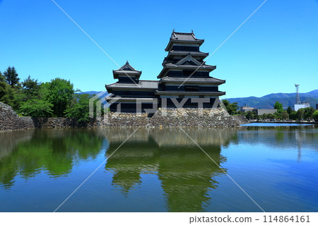 國寶松本城倒映在水面上 114864161