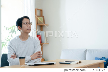 一個因遠距辦公而感到疲倦的人 114864174