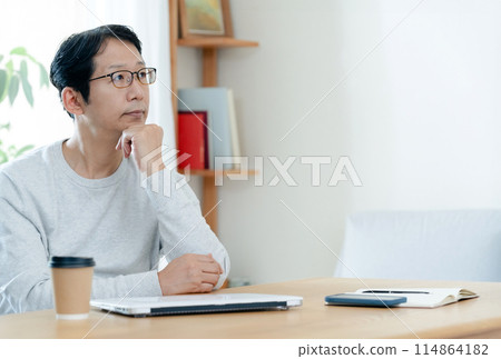 一個因遠距辦公而感到疲倦的人 114864182