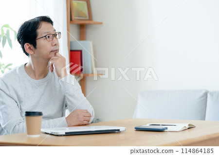 一個因遠距辦公而感到疲倦的人 114864185