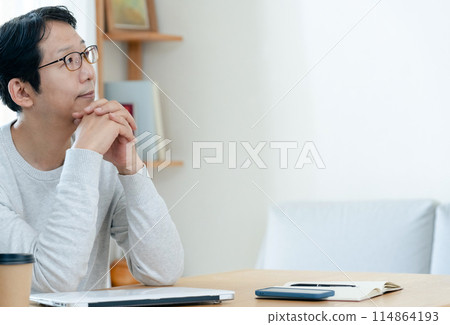 一個因遠距辦公而感到疲倦的人 114864193