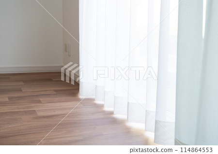 光線穿過窗簾和地板的風景 光線穿過窗簾和地板的風景 114864553