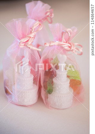 Discover white wedding cake souvenirs in elegant pink organza bags for your special day 114864657