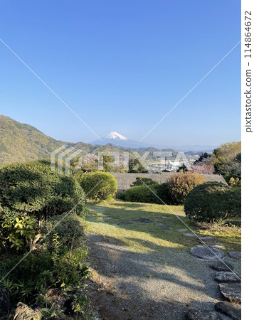 Mount Fuji as seen from the town of Izu 114864672