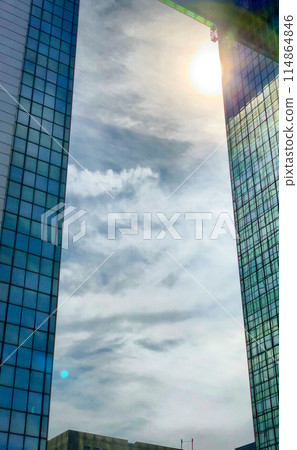 Skyscraper Architecture with Sunlight and Modern Sky Reflection in Urban City Setting Skyscraper Architecture with Sunlight and Modern Sky Reflection in Urban City Setting 114864846