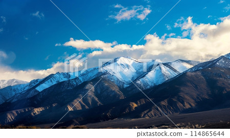 冬天陽光明媚的日子裡的雪山 114865644