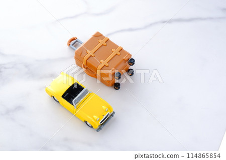 照片中，一個人開著一輛黃色兩座敞篷車和行李箱，踏上無憂無慮的公路旅行。 114865854