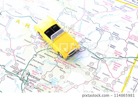 一張乘坐黃色兩座敞篷車無憂無慮地公路旅行的照片。 114865981