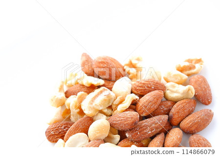 營養健康的混合堅果(杏仁、核桃、腰果、夏威夷果仁) 營養健康的混合堅果(杏仁、核桃、腰果、夏威夷果仁) 114866079