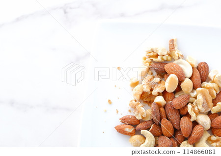 Nutritious and healthy mixed nuts (almonds, walnuts, cashews, macadamia nuts) 114866081