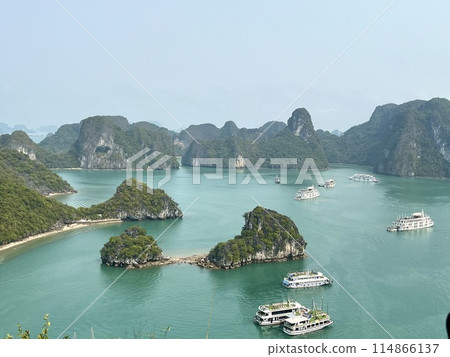 Cruise Vietnam's World Heritage-listed Halong Bay 114866137