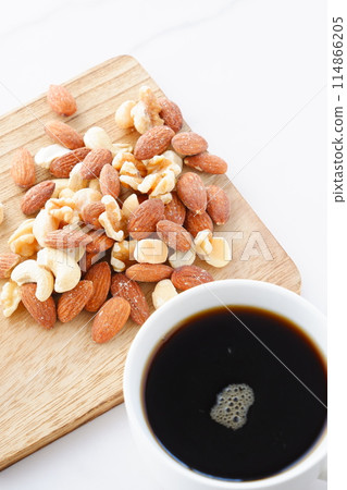 Nutritious mixed nuts (almonds, walnuts, cashews, macadamia nuts) and coffee 114866205