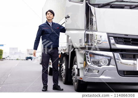 Truck driver standing in front of the truck 114866308