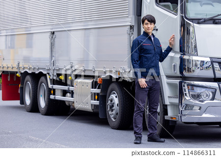 卡車司機站在卡車前面 114866311