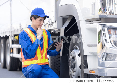Road service worker portrait 114866690