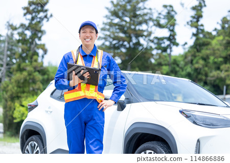 Road service worker portrait 114866886