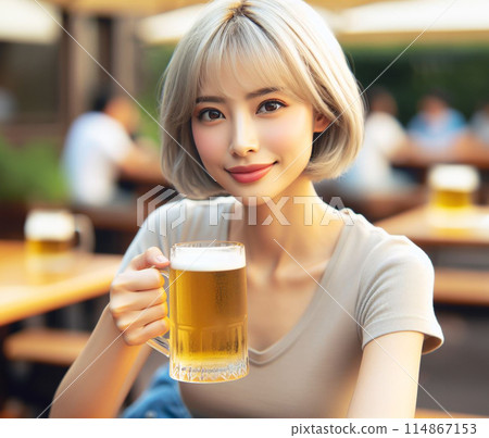 在啤酒花園享用啤酒的女人 在啤酒花園享用啤酒的女人 114867153