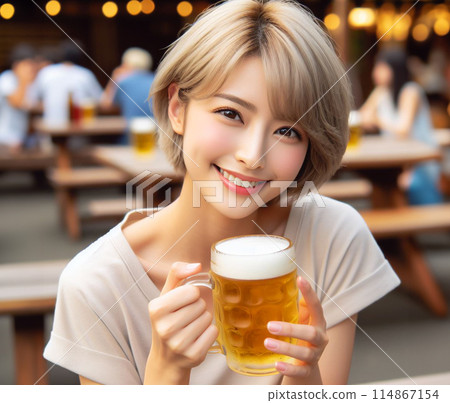 在啤酒花園享用啤酒的女人 在啤酒花園享用啤酒的女人 114867154