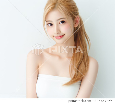 Beautiful girl in white tube top 114867266