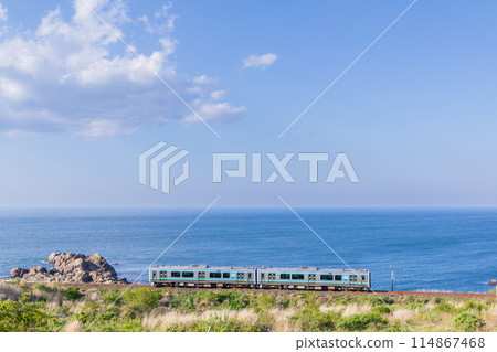 沿著八戶足毛海岸/八戶市行駛的「青森縣」八戶線 114867468