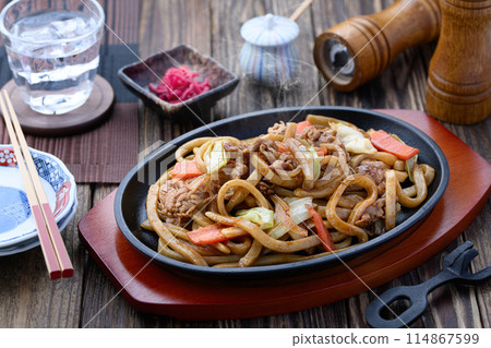 鐵板燒烏龍麵配贊岐粗麵炸烏龍麵。 鐵板燒烏龍麵配贊岐粗麵炸烏龍麵。 114867599