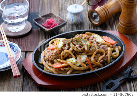 鐵板燒烏龍麵配贊岐粗麵炸烏龍麵。 114867602