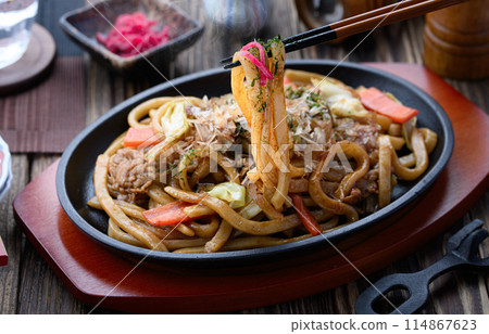 Fried udon noodles with teppan sauce - made with thick Sanuki noodles 114867623