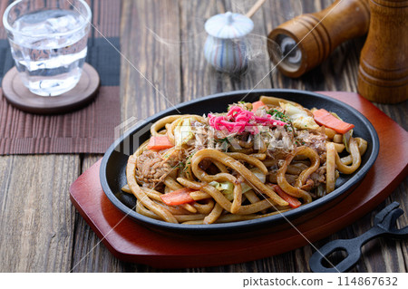Fried udon noodles with teppan sauce - made with thick Sanuki noodles 114867632