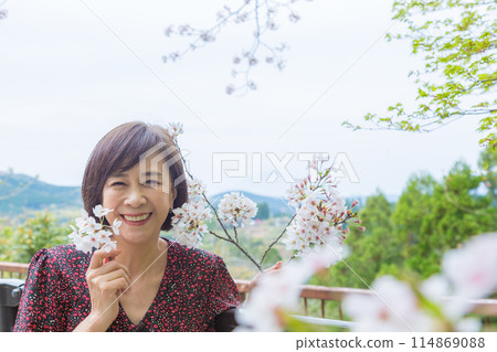This is a guide for foreign tourists visiting Japan on visiting shrines and praying at shrines (Omikuji edition) This is a guide for foreign tourists visiting Japan on visiting shrines and praying at shrines (Omikuji edition) 114869088