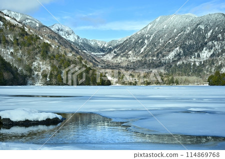 由於溫泉的熱量，結冰的奧日光湯之湖的表面並未結冰。 114869768