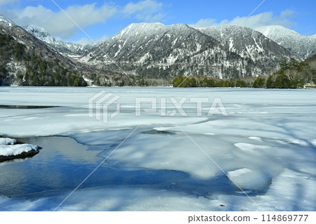 The frozen Lake Yunoko in Oku-Nikko, but the surface of the lake remains ice-free due to the heat from the hot springs The frozen Lake Yunoko in Oku-Nikko, but the surface of the lake remains ice-free due to the heat from the hot springs 114869777