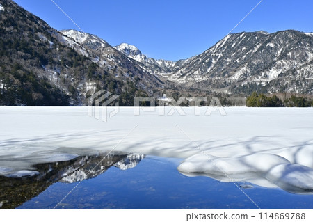 The frozen Lake Yunoko in Oku-Nikko, but the surface of the lake remains ice-free due to the heat from the hot springs The frozen Lake Yunoko in Oku-Nikko, but the surface of the lake remains ice-free due to the heat from the hot springs 114869788