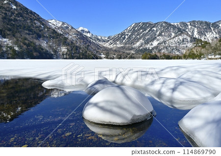 The frozen Lake Yunoko in Oku-Nikko, but the surface of the lake remains ice-free due to the heat from the hot springs 114869790