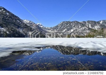 The frozen Lake Yunoko in Oku-Nikko, but the surface of the lake remains ice-free due to the heat from the hot springs 114869792